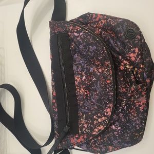 Lululemon floral festival bag 2L EUC